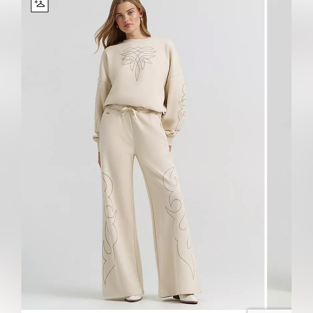 Lainey Wilson Wrangler Wide-Leg Sweatpants in Cream